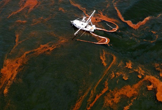 原油の流出がいかにひどい事態かがよく分かる写真